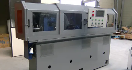 Furadeira CNC cinza na oficina